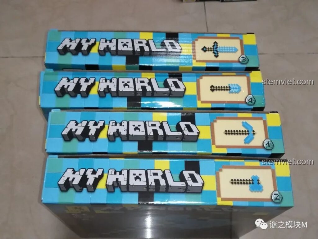 Bốn hộp đồ chơi lắp ghép vũ khí Minecraft RENZAIMA 733 được xếp chồng lên nhau, sẵn sàng cho màn review chi tiết.