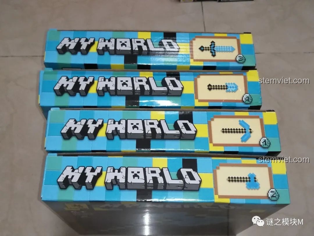 Bốn hộp đồ chơi lắp ghép vũ khí Minecraft RENZAIMA 733 được xếp chồng lên nhau, sẵn sàng cho màn review chi tiết.