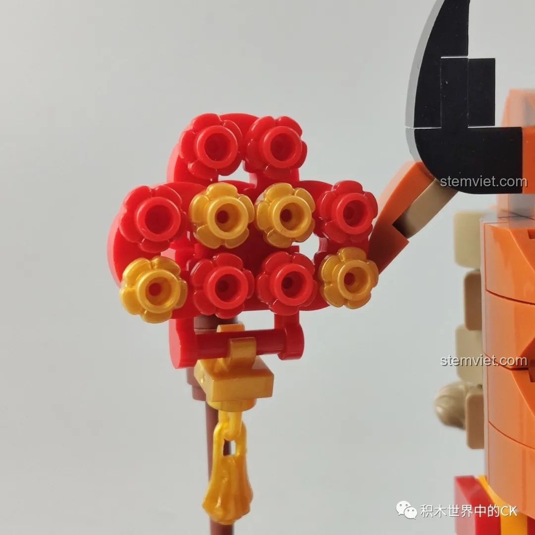 Cạnh hộp đồ chơi lắp ráp Bồn Tụ Bảo Phú Quý Pantasy 18003, với hoa văn trang trí tinh xảo.