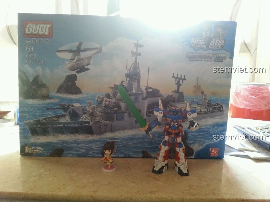 Hộp đồ chơi lắp ráp GUDI 8026 Tàu Hộ Vệ Tên Lửa Hùng Mạnh với hình ảnh tàu chiến và trực thăng, số chi tiết 693.