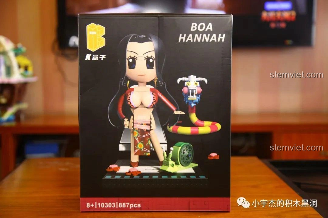 Hộp sản phẩm đồ chơi lắp ráp KBOX 10303 Nữ Đế Boa Hancock, với hình ảnh mô hình hoàn chỉnh và thông tin cơ bản.