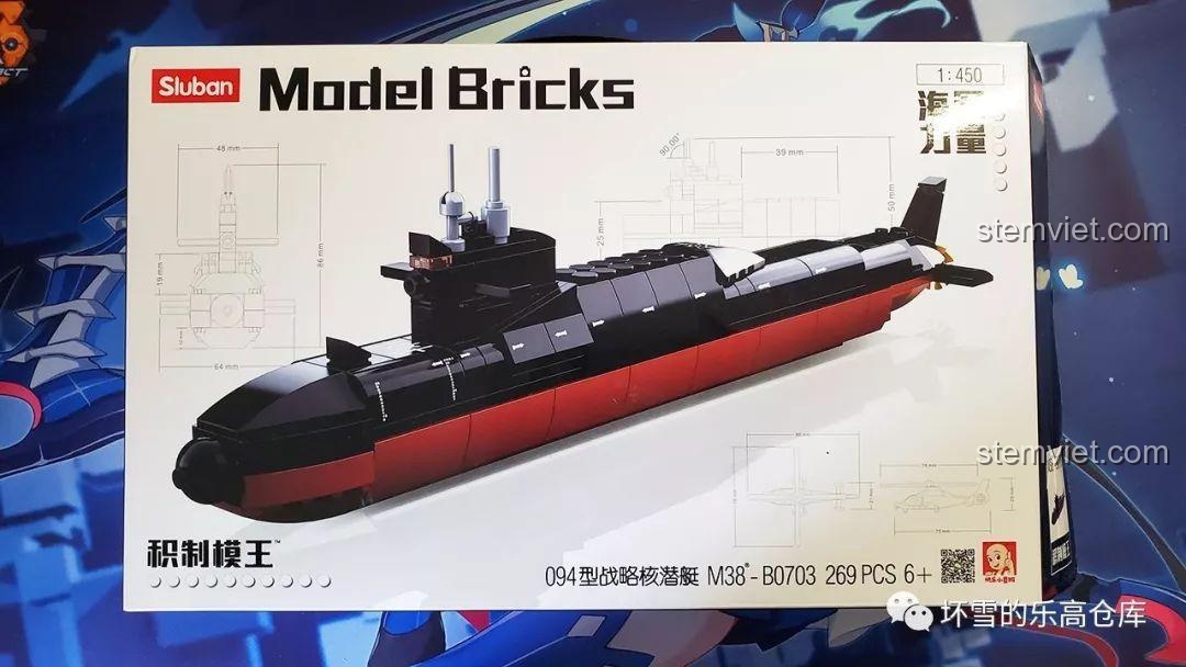 Hộp đồ chơi lắp ráp tàu ngầm Trường Chinh 18 Sluban M38-B0703 với thiết kế tối giản, hiển thị kích thước và hình ảnh mô hình.
