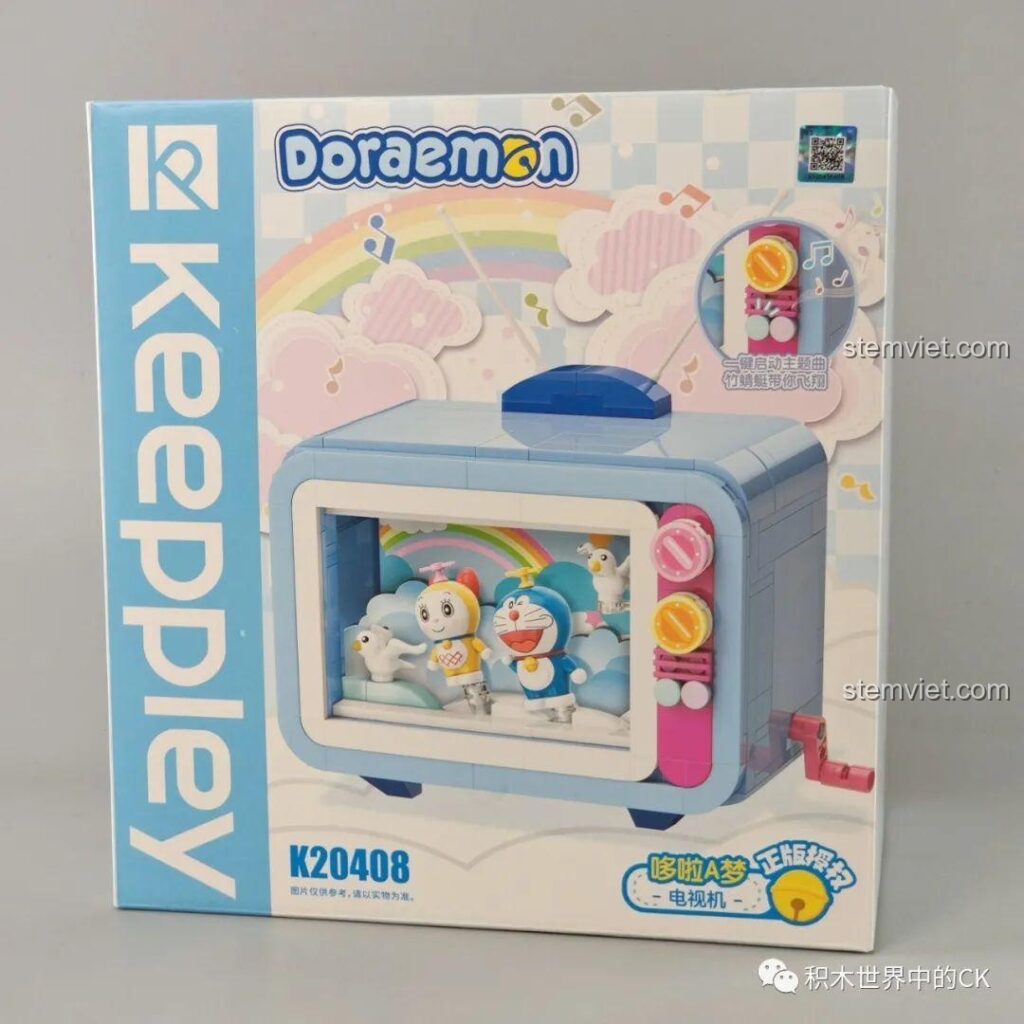 Hộp sản phẩm bộ đồ chơi lắp ráp Tivi Doraemon Keeppley K20408 với hình ảnh mô hình hoàn chỉnh và các tính năng nổi bật.