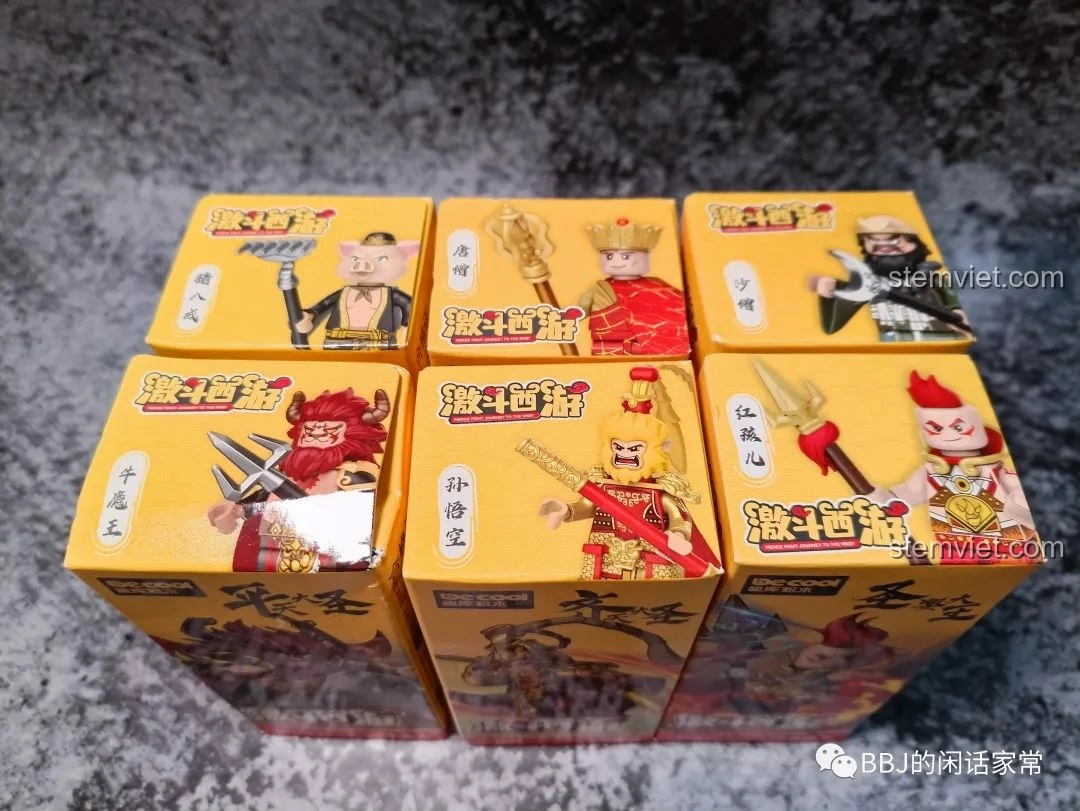 Góc nhìn từ trên xuống của 6 hộp minifigure Decool Kích Đấu Tây Du, cho thấy hình ảnh nhân vật rõ ràng trên nắp hộp. Nhân vật lắp ráp Tôn Ngộ Không 30301 giá tốt.