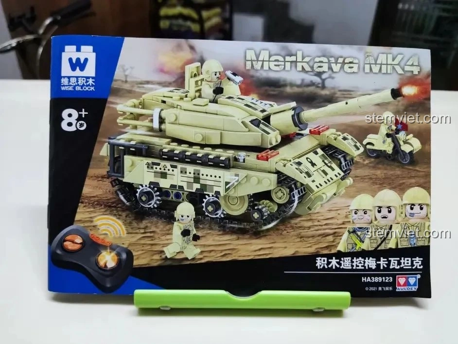 Góc nhìn khác của hộp bộ lắp ráp Xe Tăng Merkava WISE BLOCK HA389123, tập trung vào điều khiển từ xa.