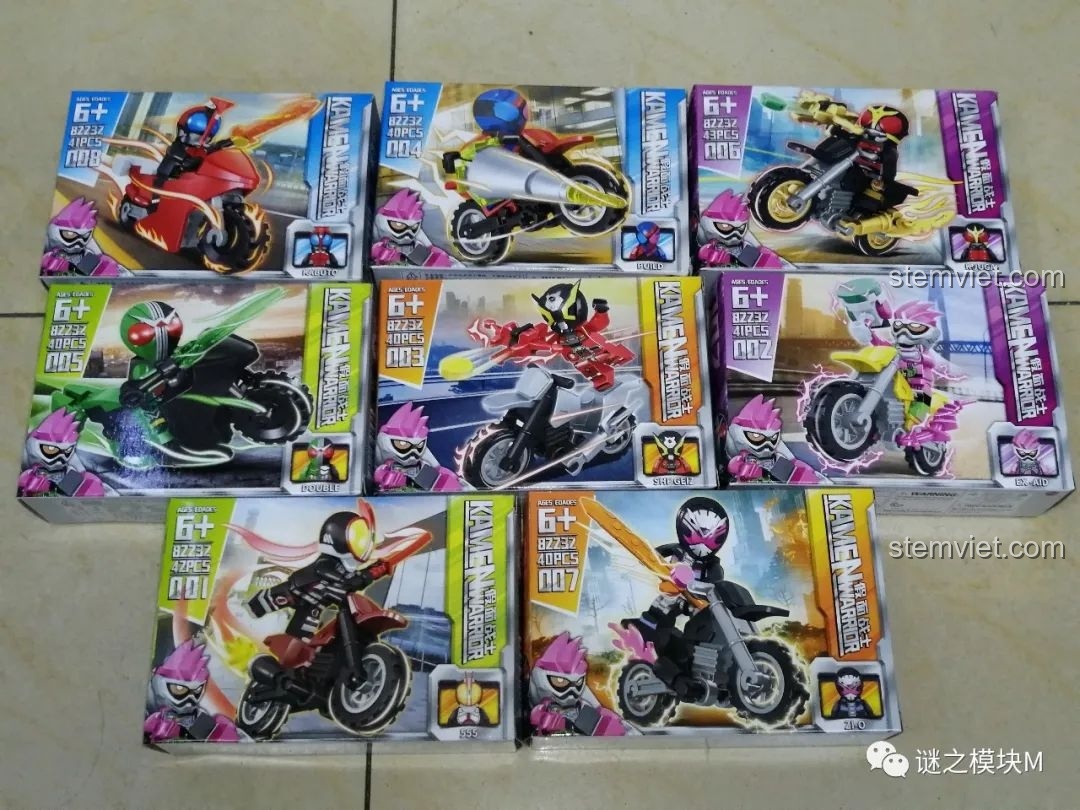 Toàn cảnh 8 hộp của bộ lắp ráp Kamen Rider 818 82232 với hình ảnh các chiến binh và mô tô đi kèm.