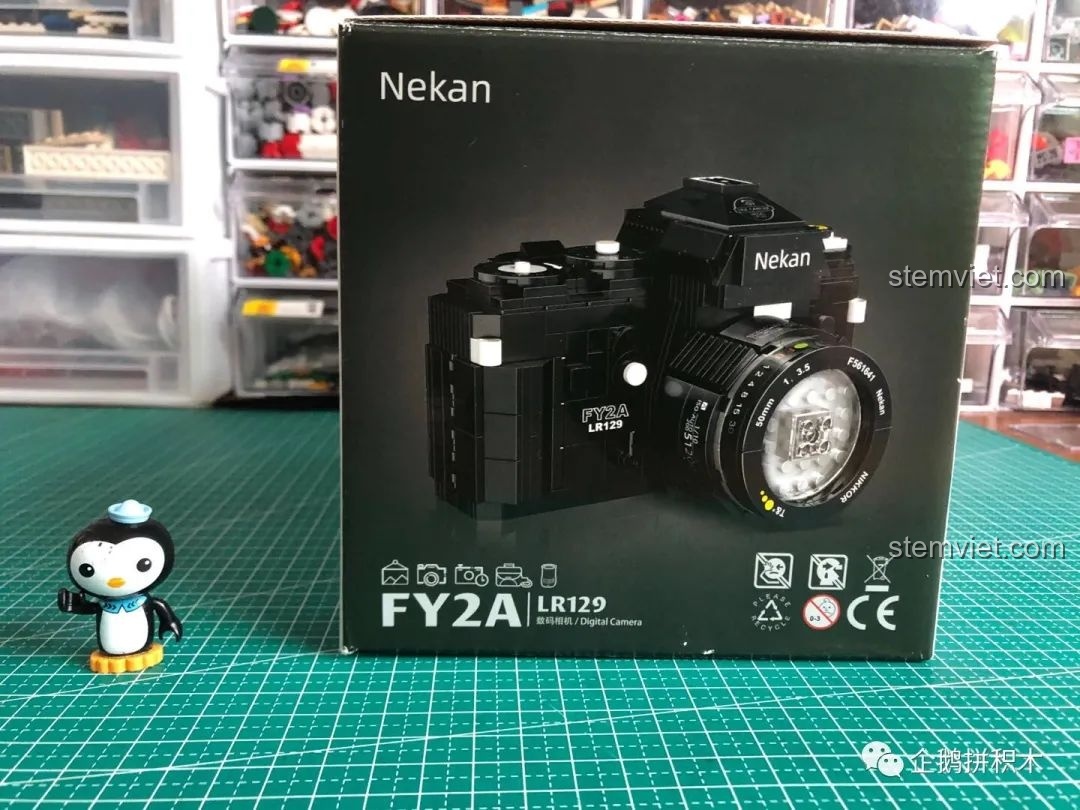 Hộp đồ chơi mô hình Máy Ảnh Kỹ Thuật Số Nekan FY2A LR129 (00844) với thông tin về độ tuổi và số chi tiết.