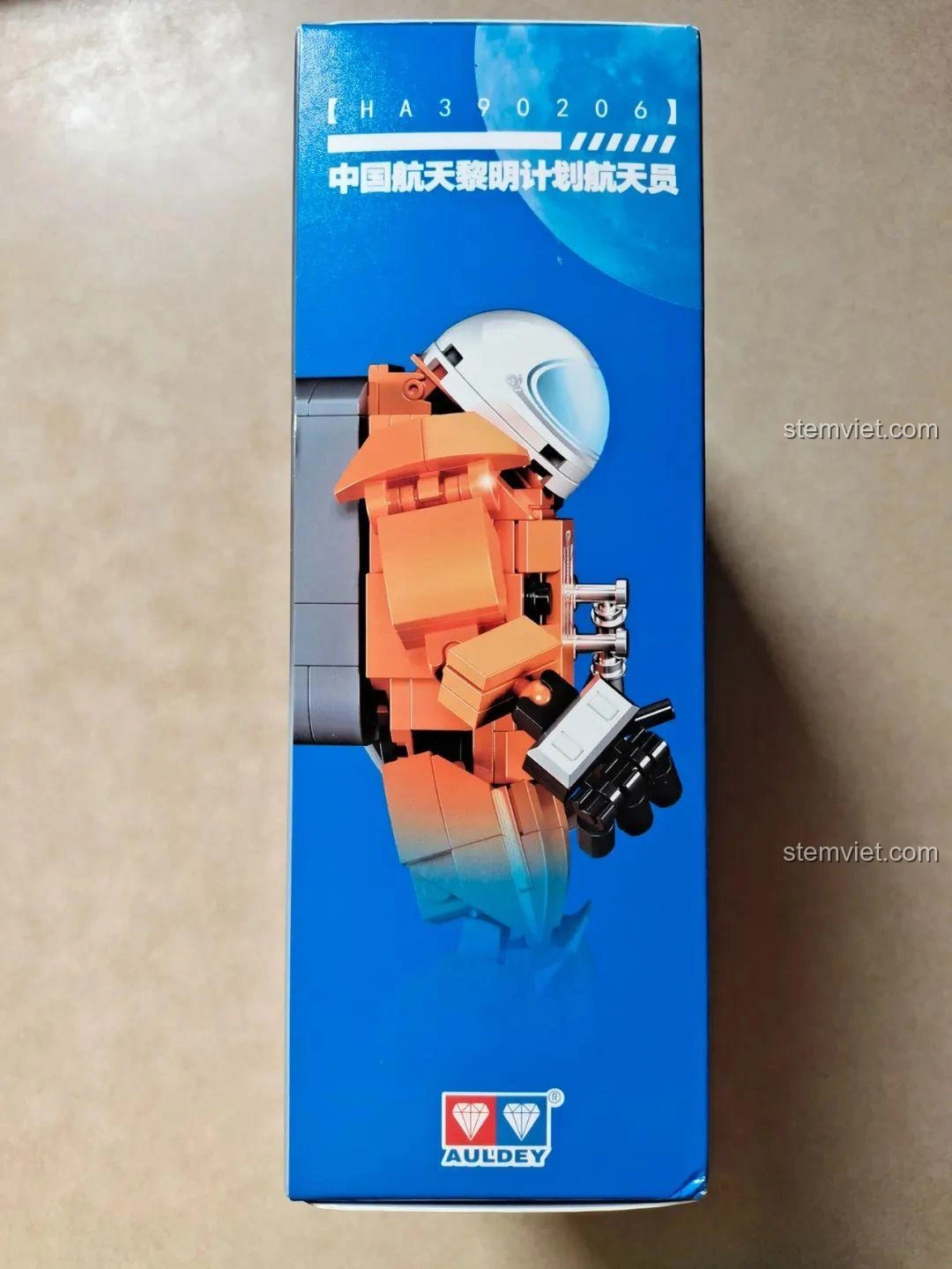 Cạnh bên hộp đồ chơi mô hình Phi hành gia HA390206 WISE BLOCK, với hình ảnh phi hành gia nổi bật trên nền xanh.