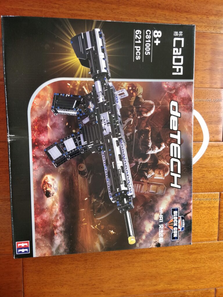 Hộp đồ chơi mô hình Súng trường M4A1 lắp ráp C81005 của CaDA với hình ảnh sản phẩm hoành tráng và logo DeTECH Block Gun.