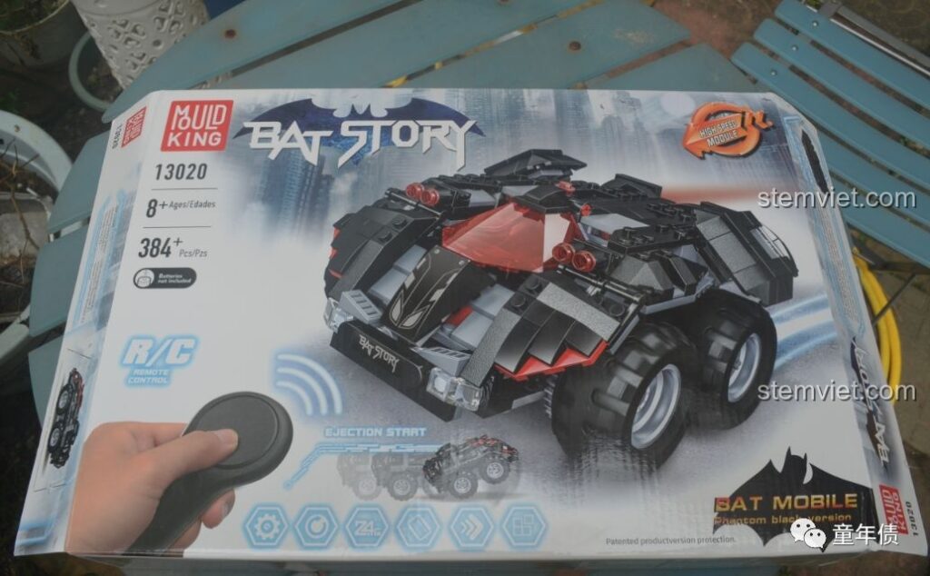 Hộp đồ chơi lắp ráp Mould King 13020 Xe Batmobile Điều Khiển Từ Xa với hình ảnh xe hầm hố và tay cầm điều khiển.