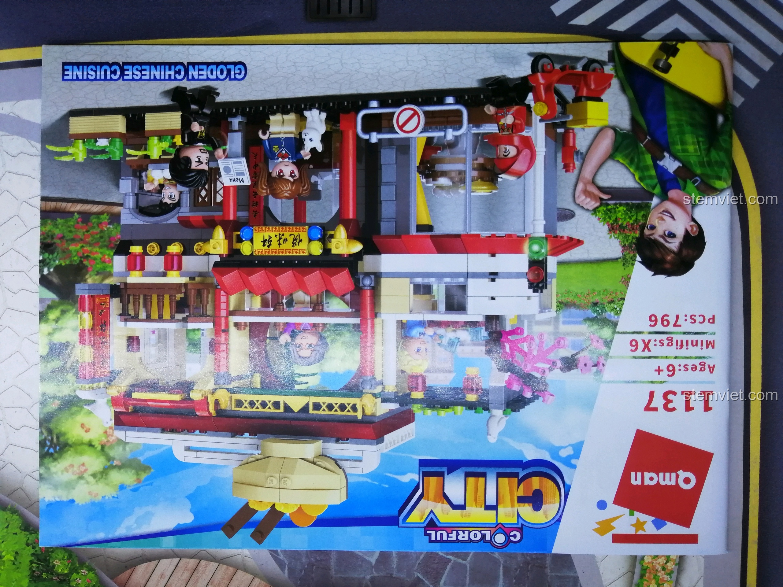 Mặt trước hộp đồ chơi QMAN 1137 Tòa nhà phố cổ Trung Hoa, hiển thị mô hình và 6 minifigures đi kèm.