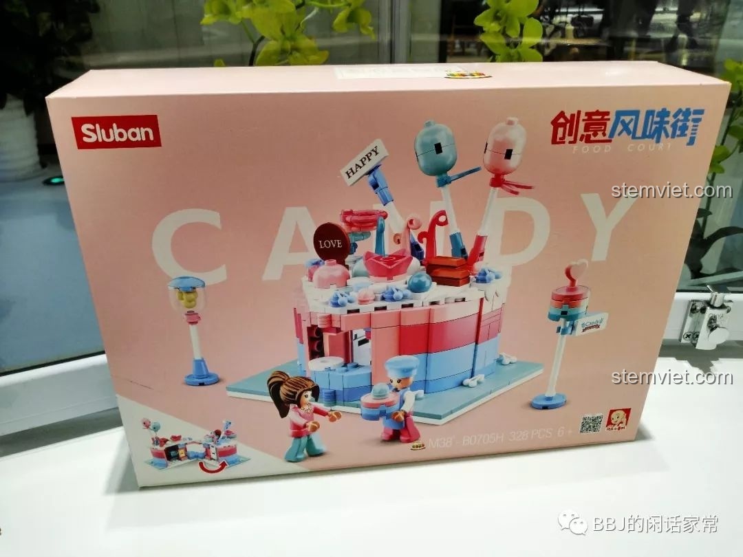 Hộp đồ chơi lắp ráp Sluban B0705H Tiệm Bánh Kem Ngọt Ngào với tông màu hồng pastel chủ đạo, hình ảnh mô hình hoàn thiện.