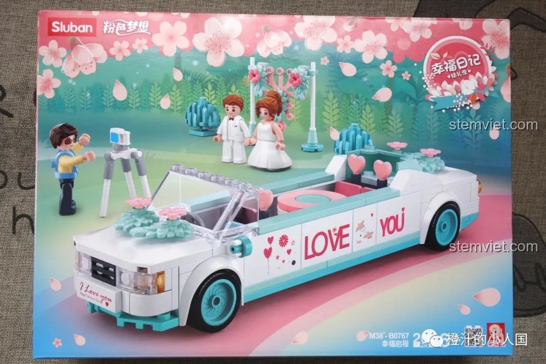 Mặt trước hộp đồ chơi lắp ghép Sluban B0767 Xe hoa cô dâu chú rể, thể hiện toàn bộ mô hình sau khi hoàn thành.