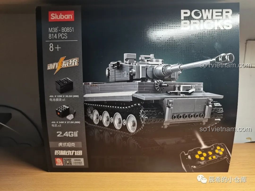 Mặt trước hộp đồ chơi Sluban M38-B0851 Xe tăng Tiger I điều khiển từ xa, thể hiện mô hình hoàn chỉnh và bộ động cơ.