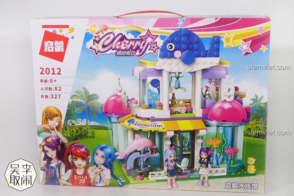 Mặt trước hộp đồ chơi lắp ghép Thủy cung Cá Voi Xanh QMAN 2012 với hình ảnh mô hình hoàn chỉnh và các nhân vật.