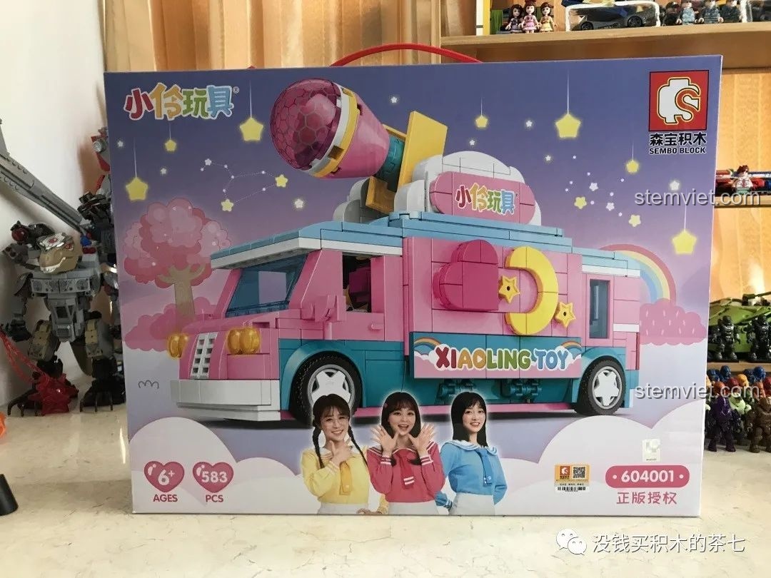 Mặt trước hộp đồ chơi lắp ráp Xe Phỏng Vấn Sáng Tạo Của Tiểu Linh SEMBO 604001 với hình ảnh sản phẩm hoàn thiện.