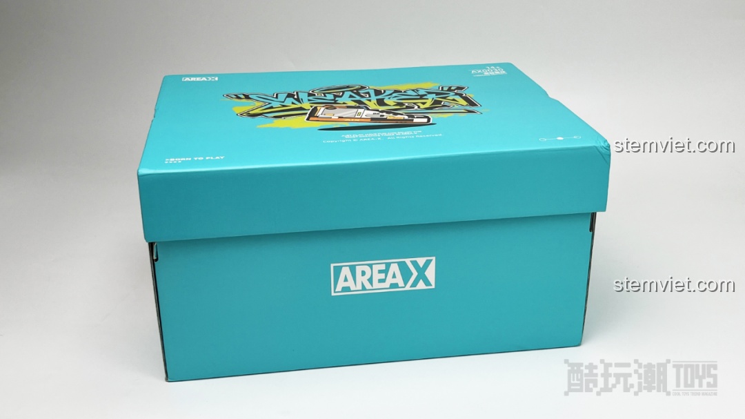 Hộp đựng của bộ lắp ráp Giày Sneaker phong cách Cyberpunk 0030, thiết kế như hộp giày thật với màu xanh và họa tiết graffiti.