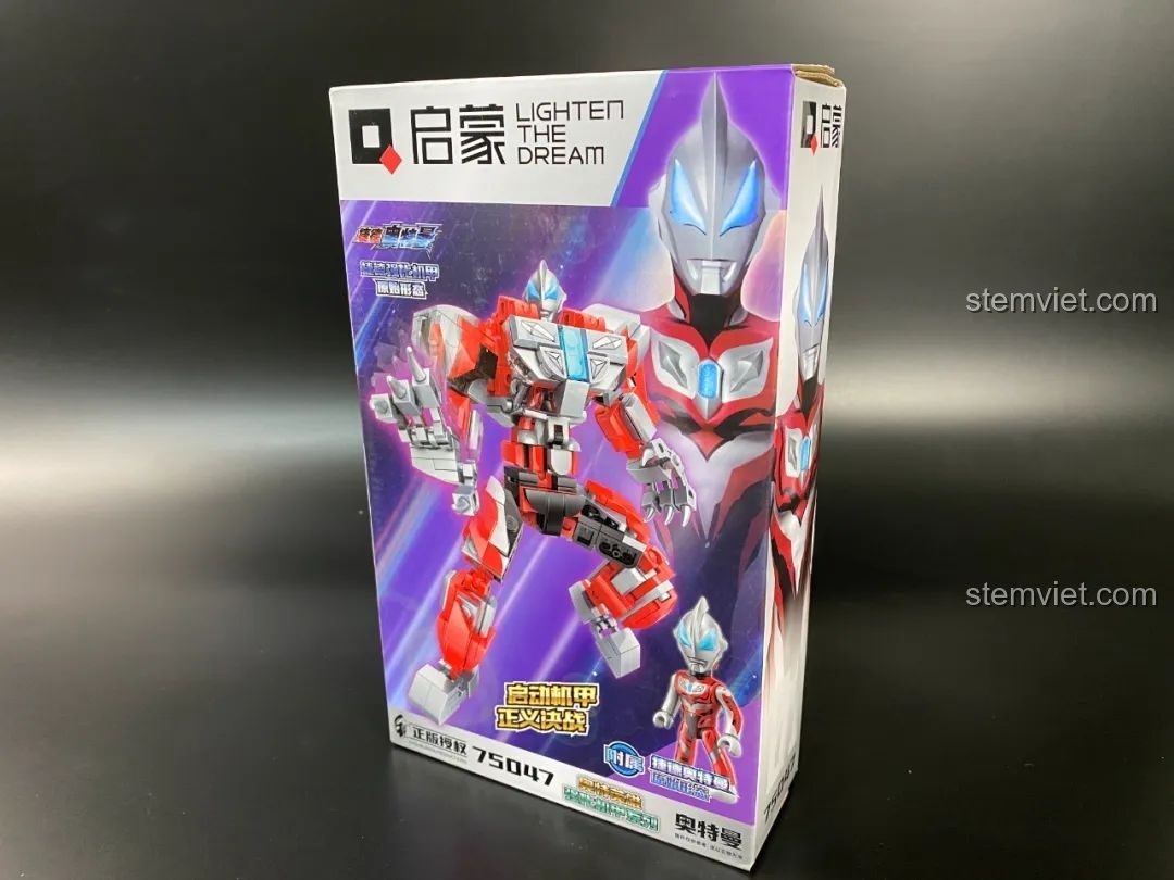 Hộp đựng bộ lắp ráp QMAN 75047 với hình ảnh mô hình Robot Ultraman màu đỏ bạc mạnh mẽ.