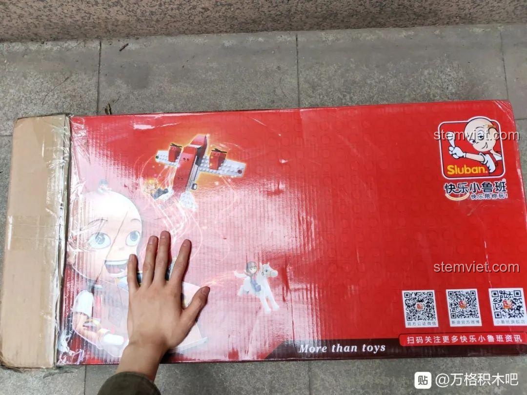 Hộp đựng bộ lắp ráp Tàu sân bay Sơn Đông Sluban M38-B0698 với kích thước lớn, được bọc trong thùng carton.