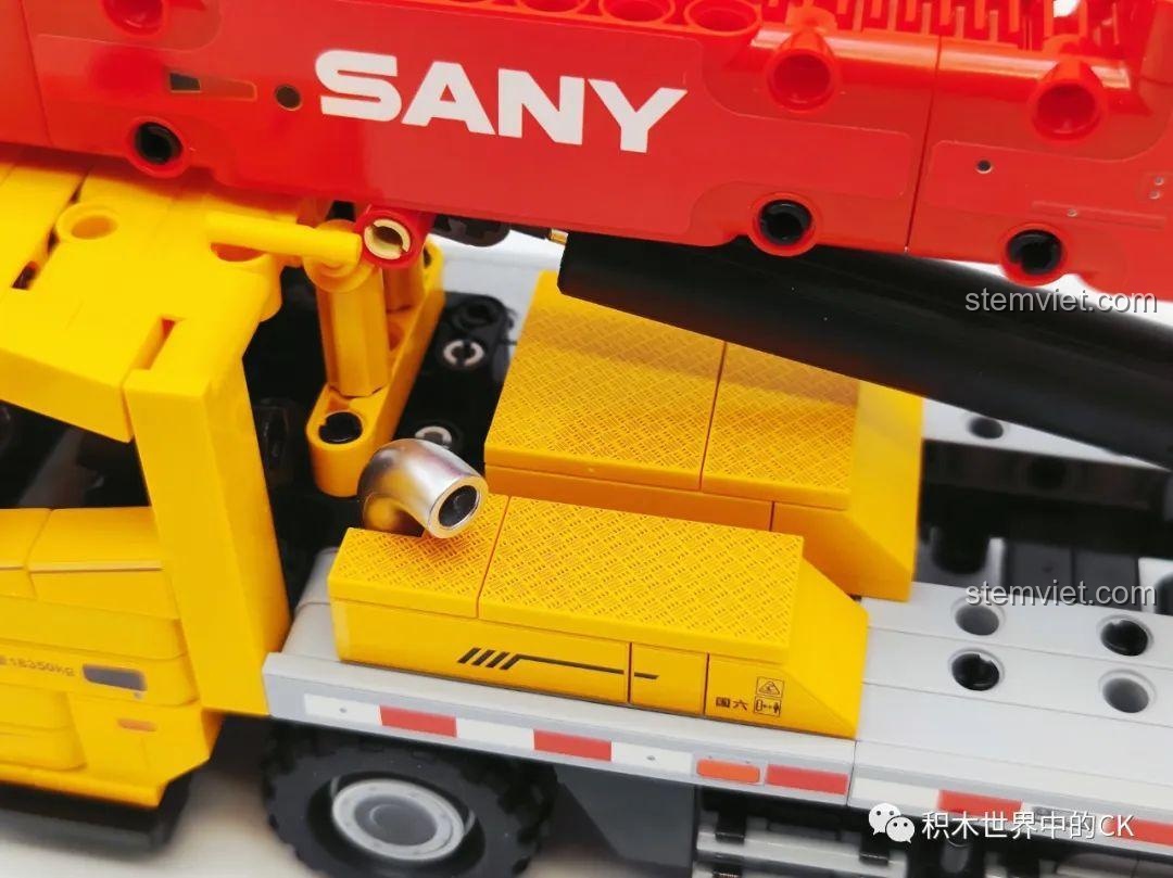 Cận cảnh các hộp dụng cụ và ống xả trên thân mô hình Xe Cẩu Tải SANY STC120T5.