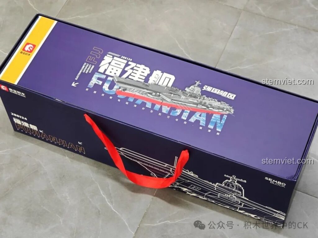 Hộp đựng bộ lắp ráp SEMBO 208124 Tàu Sân Bay Phúc Kiến với thiết kế sang trọng, có quai xách tiện lợi, sẵn sàng cho việc unbox.