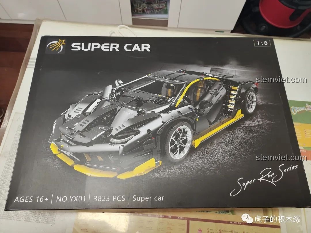 Hộp của bộ đồ chơi Siêu xe Lamborghini Centenario Meteor YX01, thiết kế màu đen sang trọng với hình ảnh sản phẩm và logo Super Car.