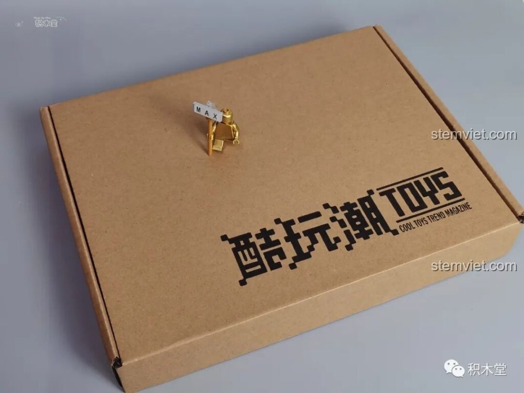 Hộp đựng tạp chí "Cool Toys" số thứ 4 với logo "Cool Toys Trend Magazine" và hình ảnh minifigure vàng.
