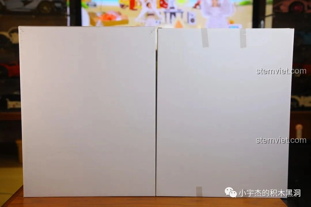 Hai hộp giấy trắng bên trong hộp lớn của bộ lắp ráp Mô Hình Tàu Sân Bay Sơn Đông SEMBO 202001.