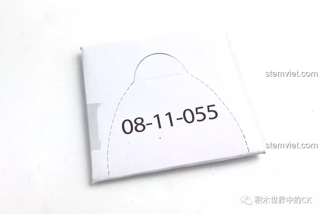 Hộp giấy nhỏ màu trắng chứa chi tiết dây trong bộ lắp ráp QMAN 2809 Xe Cứu Hỏa Sân Bay Tiên Phong.