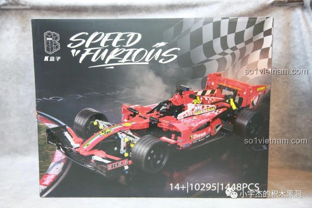 Cận cảnh hộp của bộ lắp ráp K-Box 10295 Xe đua Công thức 1 F1 màu đỏ, một cỗ máy tốc độ F1.