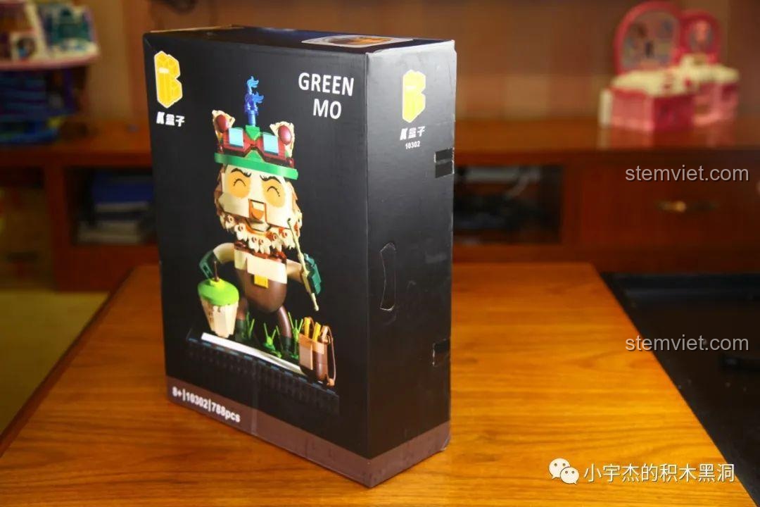 Mặt bên hộp bộ lắp ráp K Box 10302 Teemo có lỗ khoét tiện lợi làm tay cầm, dễ dàng mang theo.