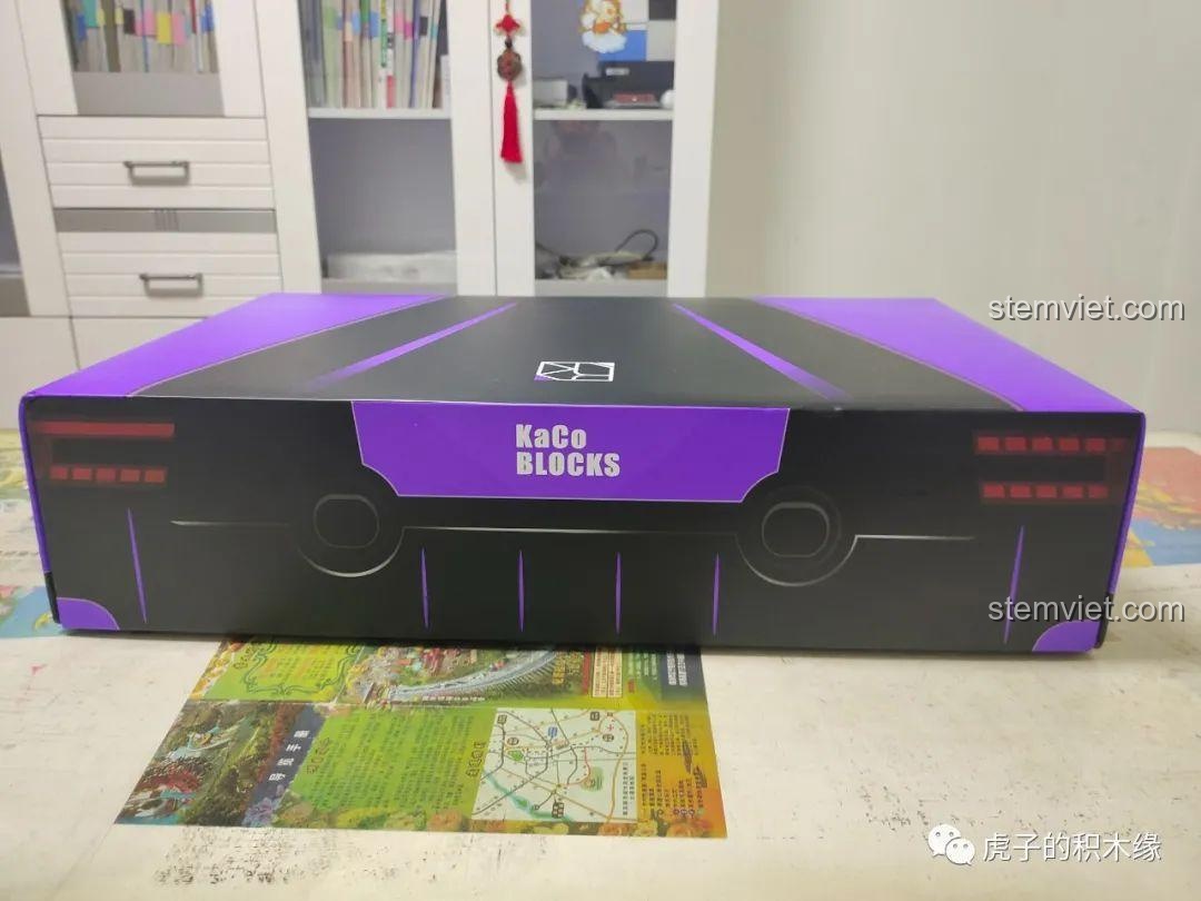 Mặt sau của hộp sản phẩm KaCo Blocks C001 Aston Martin Vantage GT3, hiển thị tên thương hiệu KaCo Blocks và các chi tiết thiết kế xe.