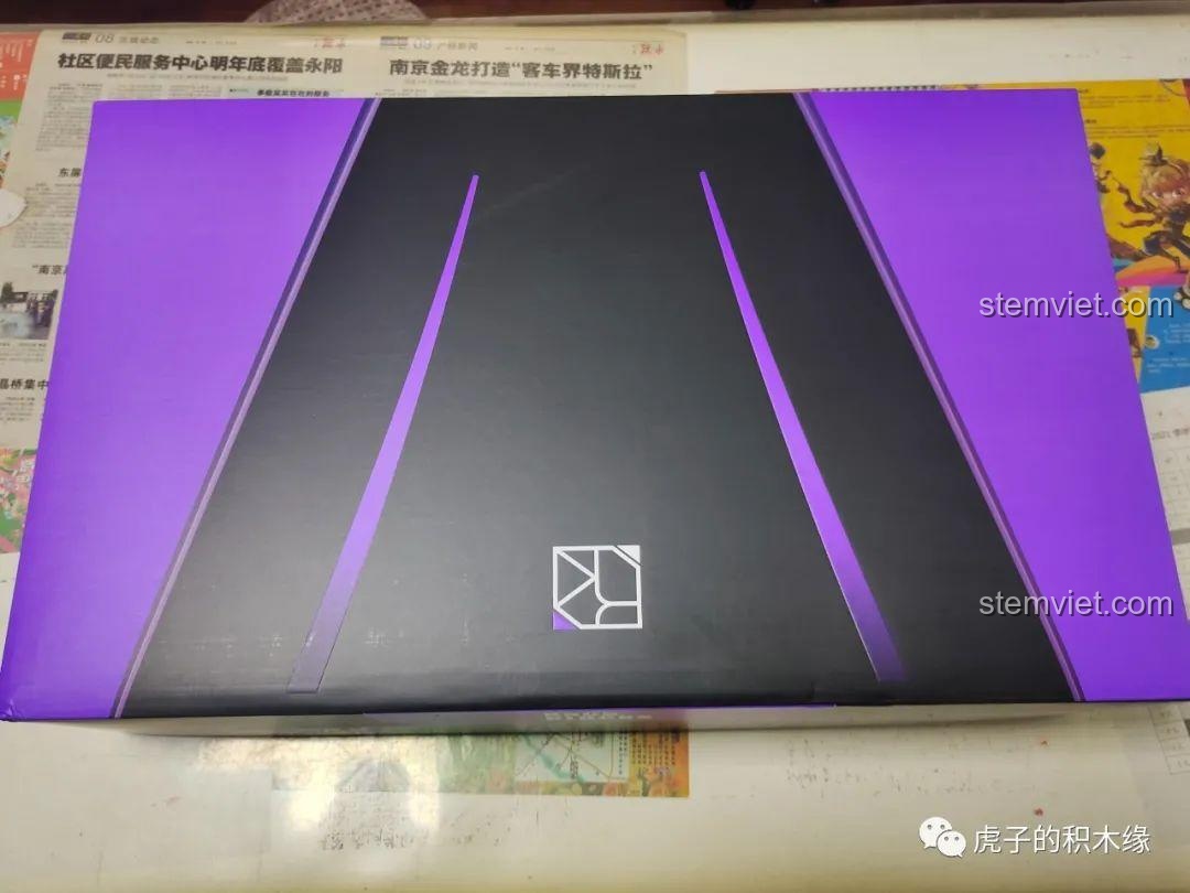 Mặt trên của hộp sản phẩm KaCo Blocks C001 Aston Martin Vantage GT3, với thiết kế màu tím và đen đặc trưng của dòng xe đua.