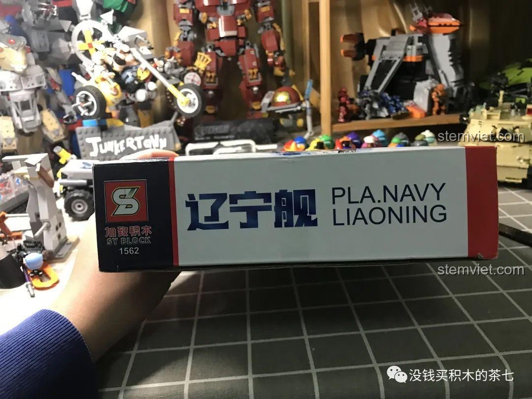 Cận cảnh mặt trên của hộp bộ lắp ráp Jia Zhi 1562 Tàu Sân Bay Liêu Ninh, cho thấy mã số sản phẩm và logo SY Block.