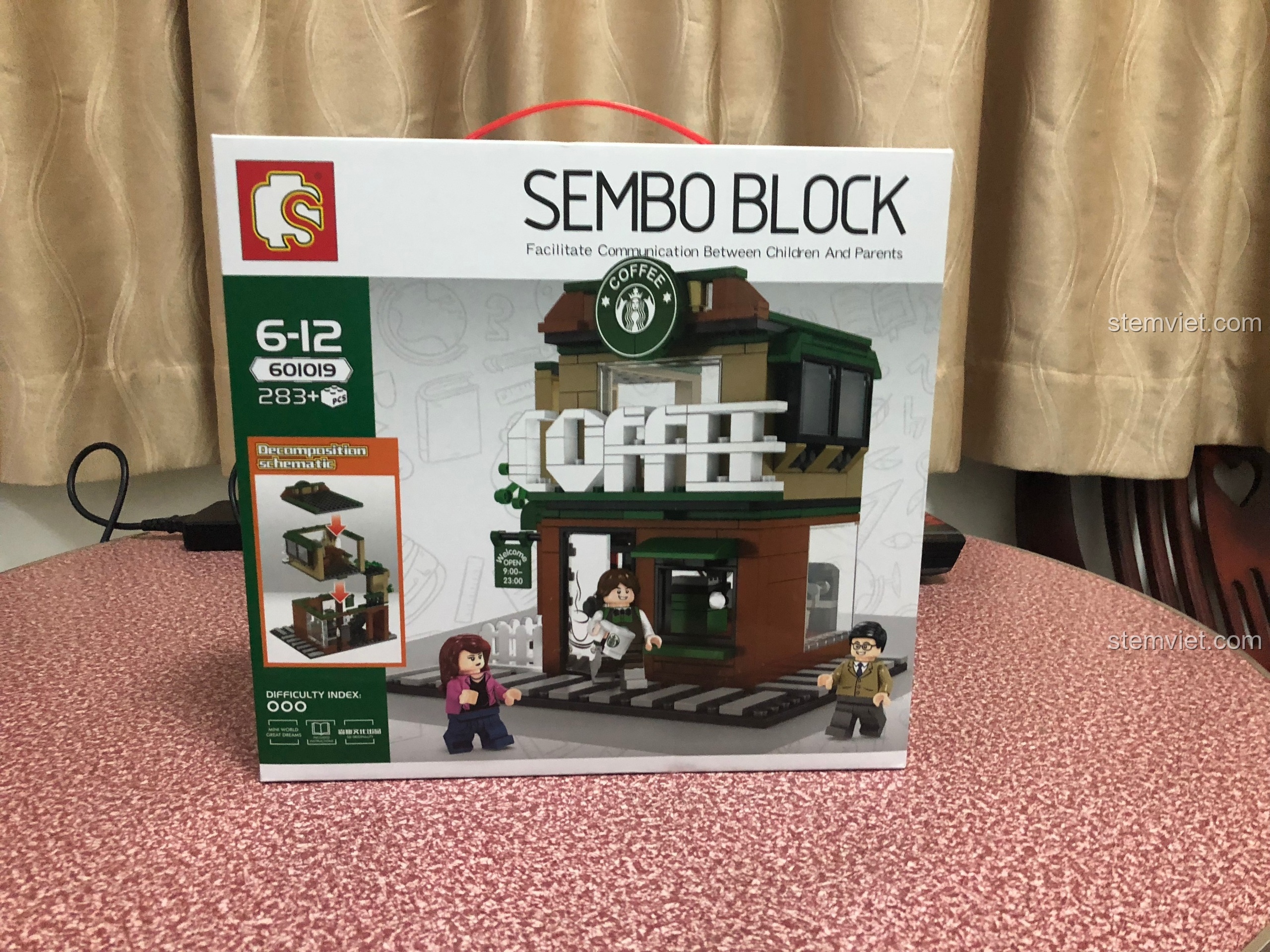 Cận cảnh hộp bộ lắp ráp cửa hàng Sembo 601019 mô hình tiệm cà phê với 3 minifigures và thiết kế 2 tầng.