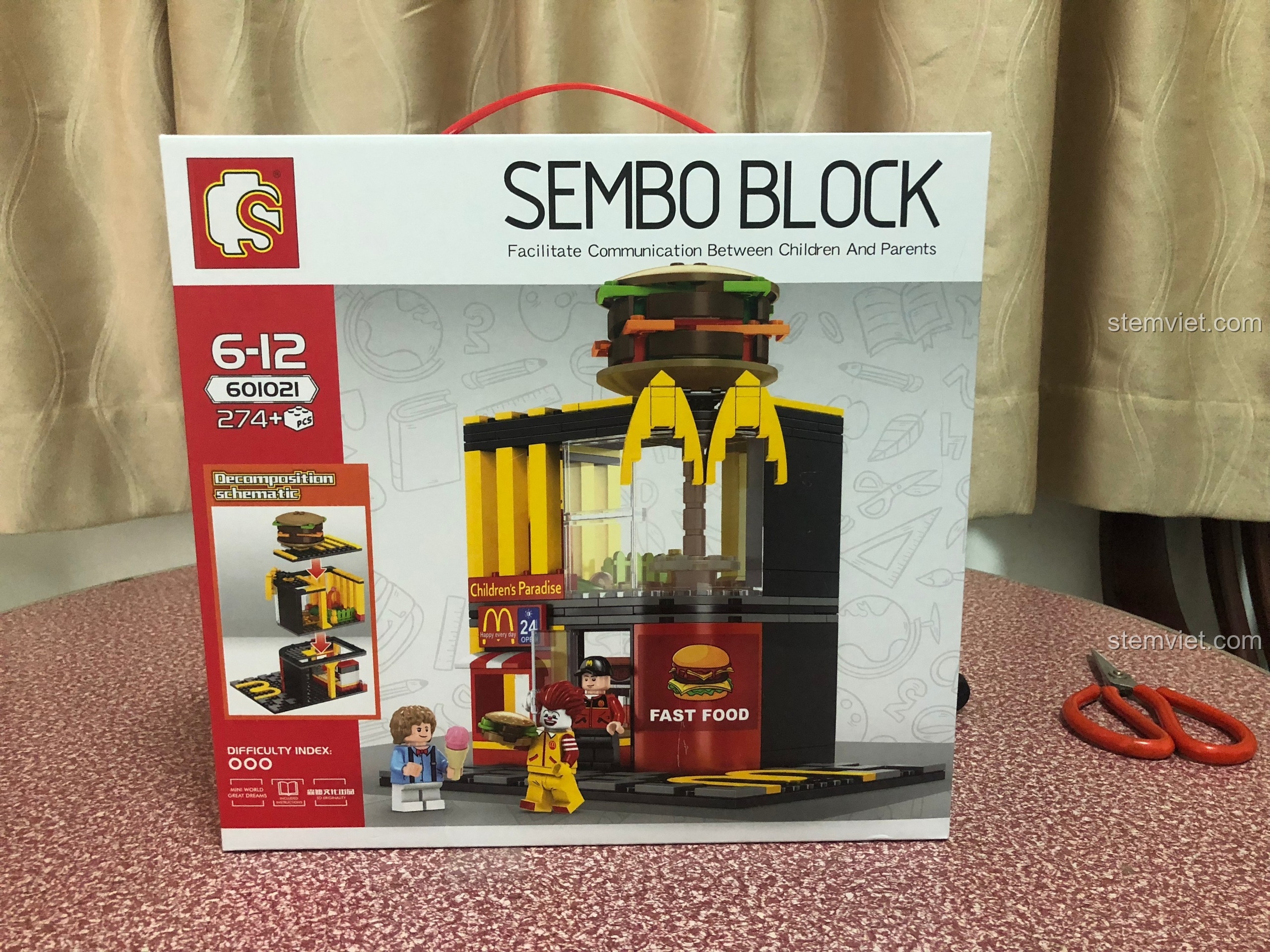 Hộp bộ lắp ráp Sembo 601021 mô hình cửa hàng thức ăn nhanh với tông màu vàng đỏ đặc trưng.
