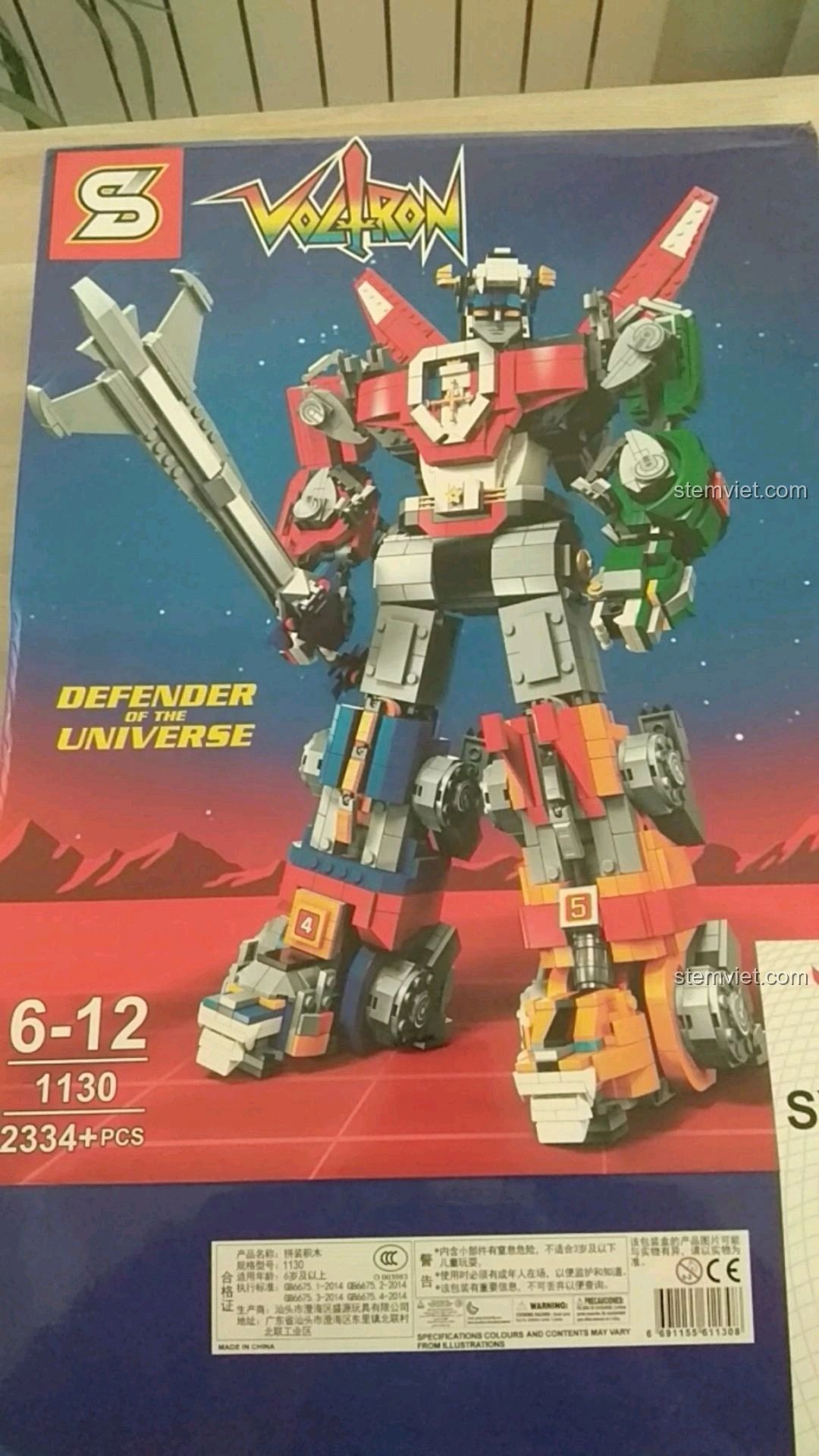 Hộp chính của bộ lắp ráp Đế Trưng Bày Voltron Bách Thú Vương SY 1130, hiển thị hình ảnh robot Voltron và thông tin sản phẩm.