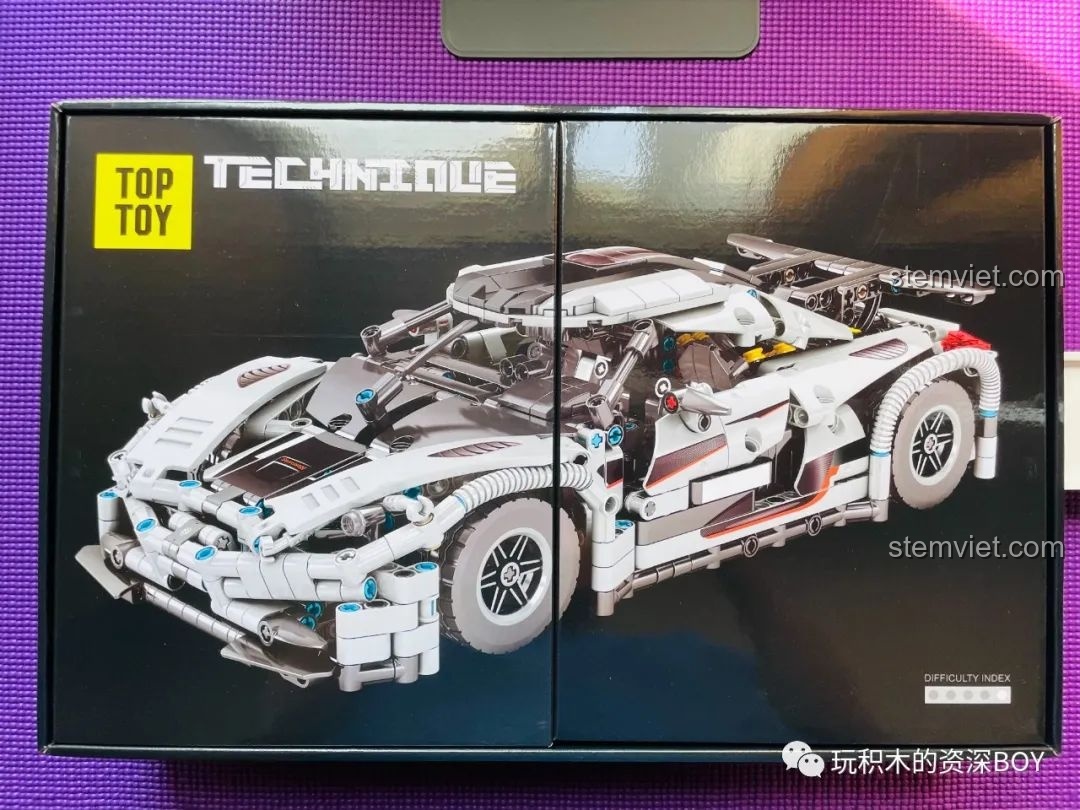 Hộp đồ chơi lắp ráp SY JiaZhi 8607 Koenigsegg One:1 được đóng gói gọn gàng, sẵn sàng để mở.