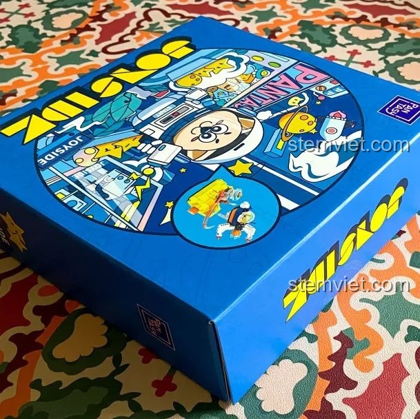 Cận cảnh hộp đồ chơi lắp ráp Pantasy Series Tương Tác Vui Nhộn màu xanh, với hình ảnh minh họa chi tiết tàu vũ trụ và nhân vật.