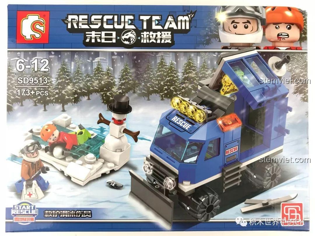 Mặt trước hộp bộ lắp ráp SY SD9513 Đội Cứu Hộ Trượt Tuyết với hình ảnh xe cứu hộ địa hình tuyết và 2 minifigures.