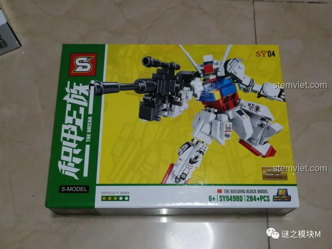 Hộp đồ chơi lắp ráp SY6498D Strike Gundam, hiển thị số chi tiết và độ tuổi khuyến nghị 6+.