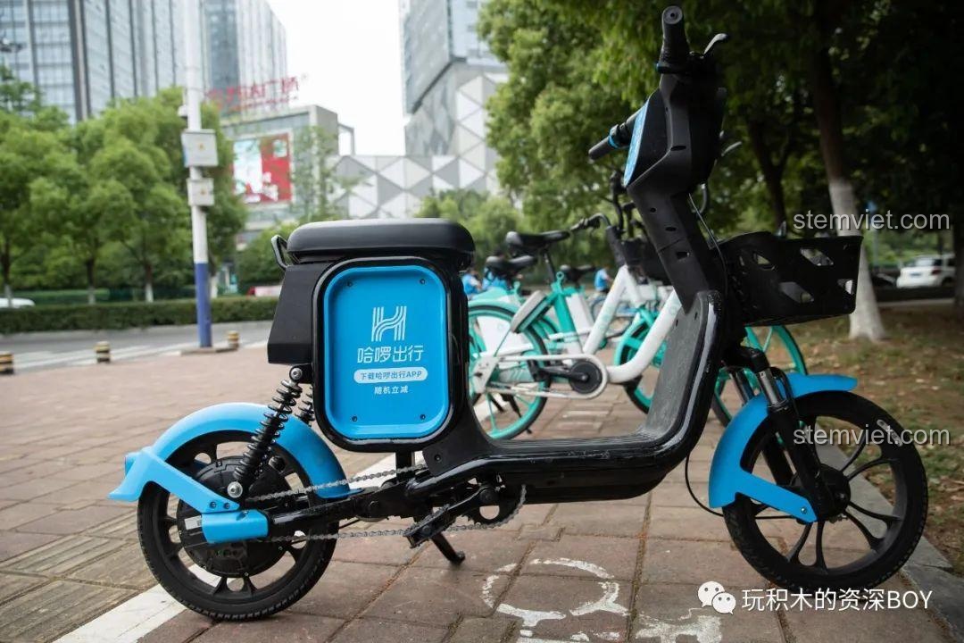 Hộp bộ lắp ráp xe điện ZHEGAO QL1266 màu xanh dương, hiển thị mô hình và số lượng chi tiết.