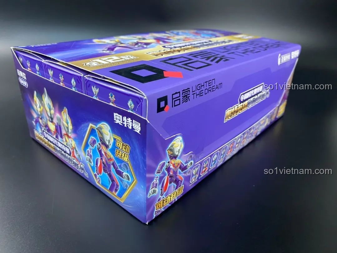 Hộp lớn chứa các hộp blind box figure Ultraman Qman, thiết kế màu tím đẹp mắt.