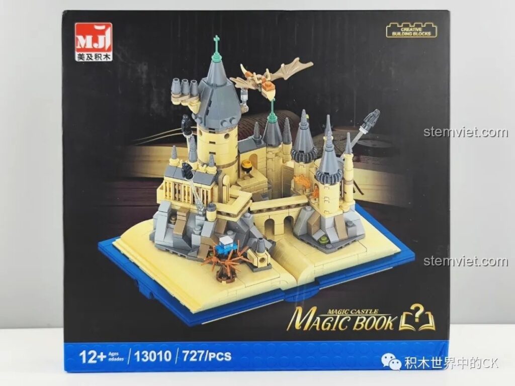 Mặt trước hộp bộ đồ chơi lắp ráp Meiji 13010 Sách Phép Thuật Lâu Đài Hogwarts với hình ảnh sản phẩm hoàn thiện.
