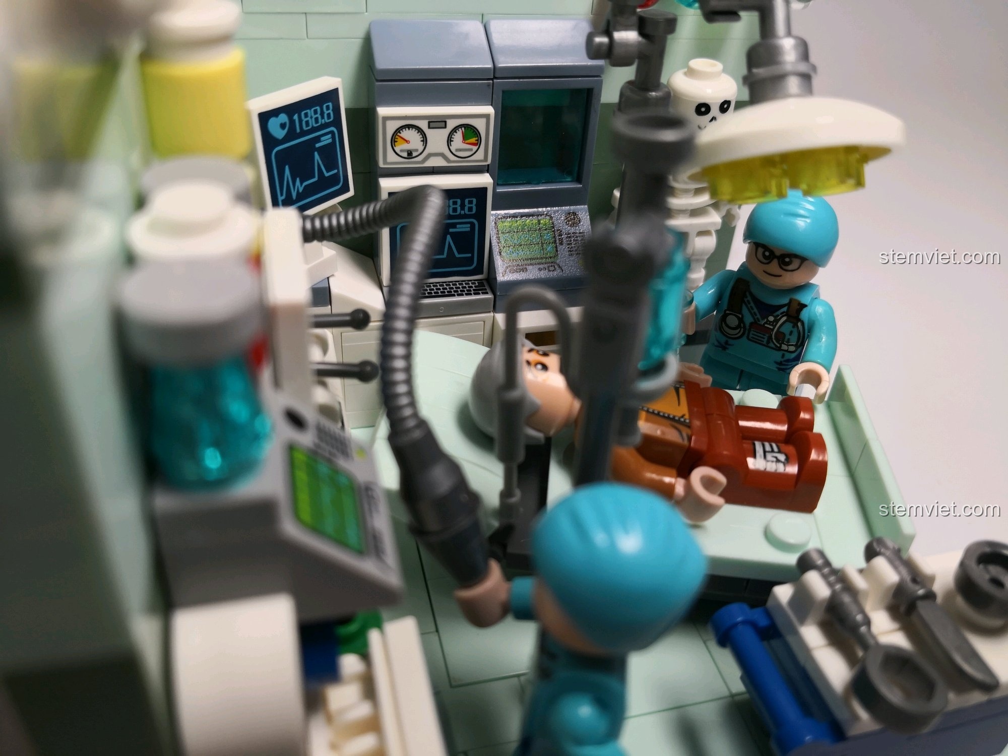 Hộp của mô hình Đài Thiên văn XB-01402-E, với chủ đề không gian và các phi hành gia đang làm việc.