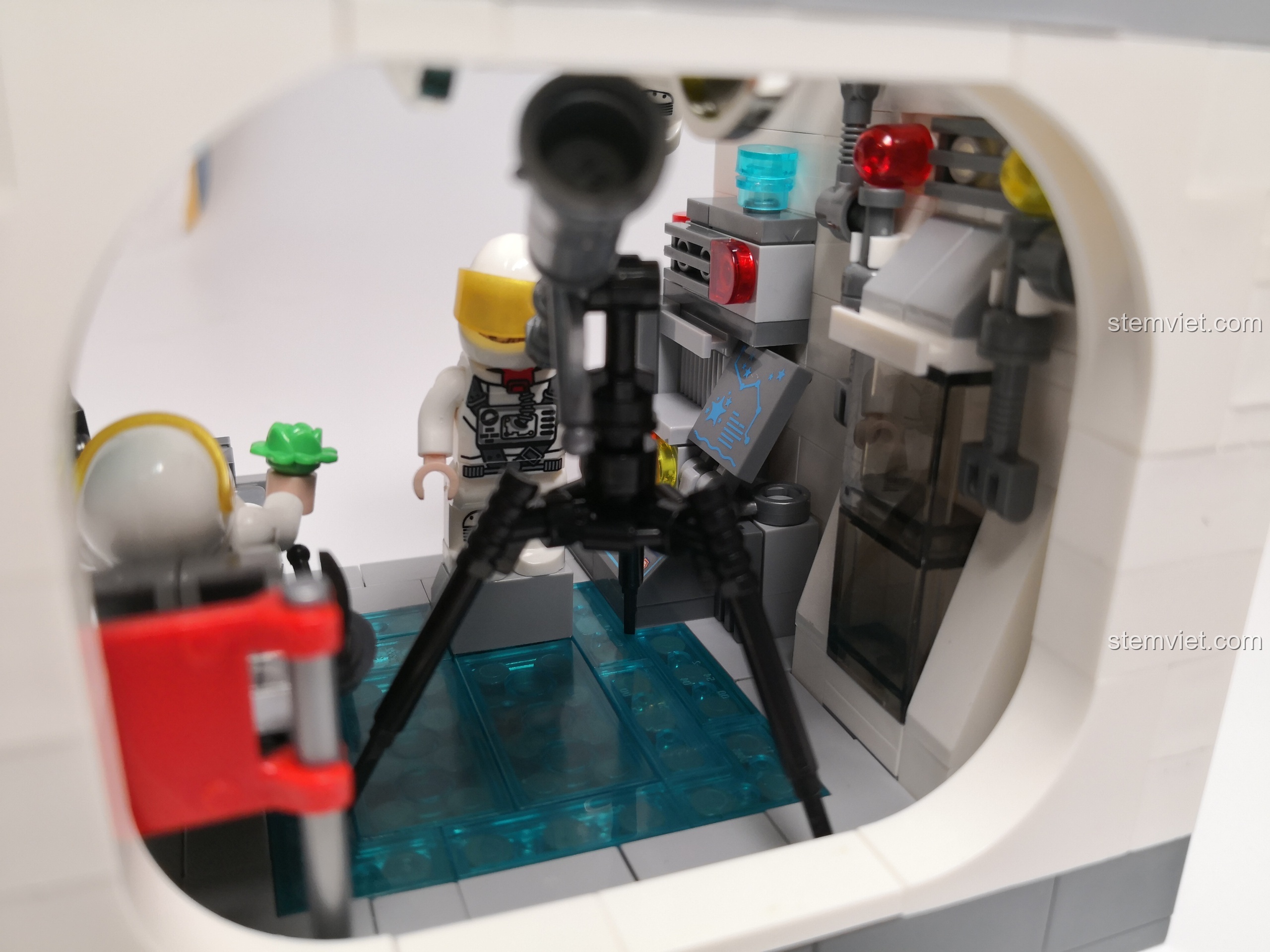 Hộp của mô hình Gara Đua xe XB-01402-F, với hình ảnh một chiếc xe đua F1 và các thợ máy đang làm việc.