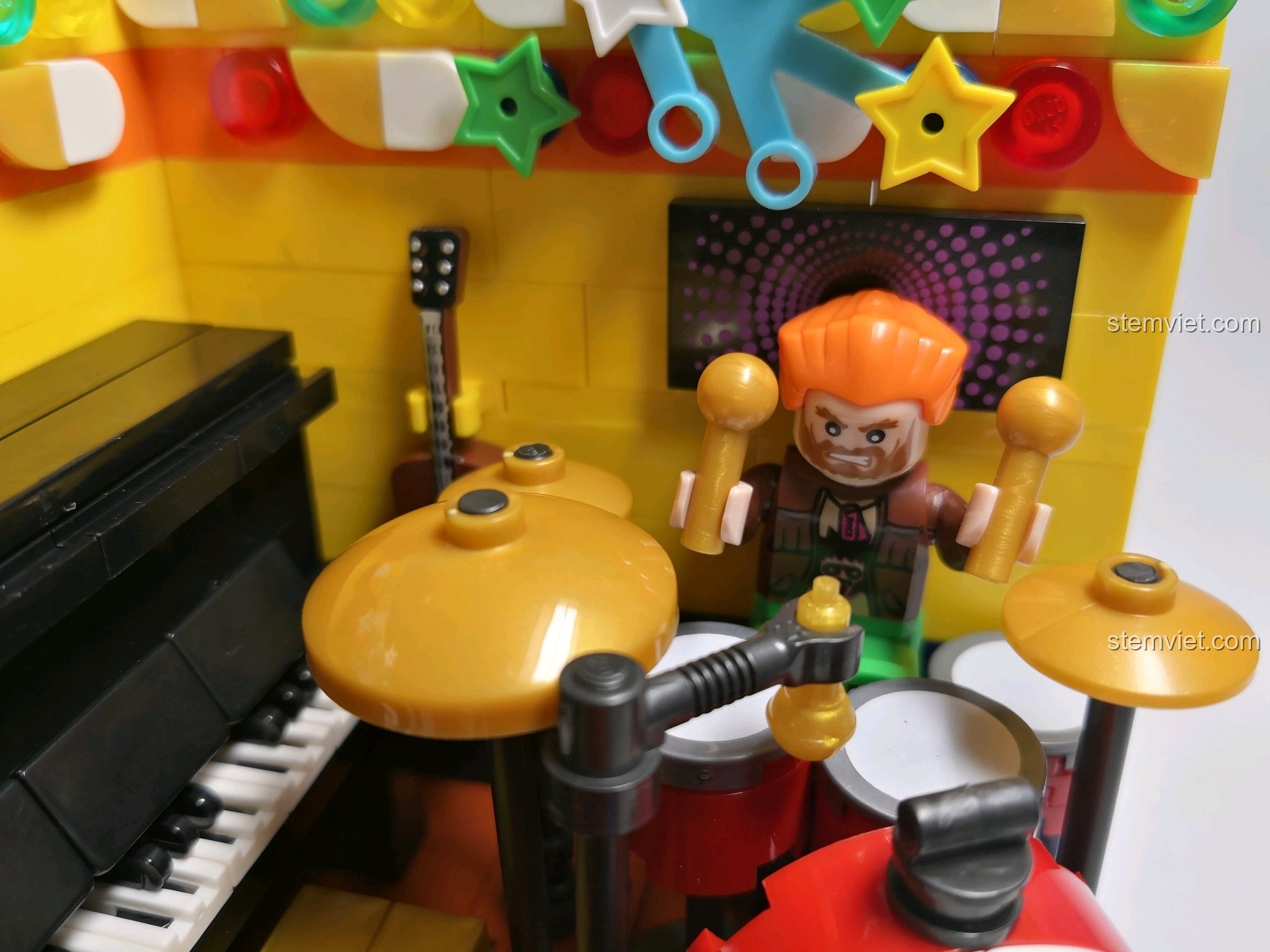 Hộp của mô hình Phòng Phẫu thuật XB-01402-D, mô phỏng một phòng mổ hiện đại với đội ngũ y bác sĩ.