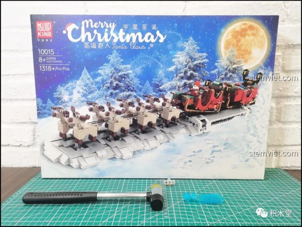 Hộp sản phẩm bộ lắp ráp Mould King 10015 Xe Trượt Tuyết Của Ông Già Noel với hình ảnh đoàn xe tuần lộc trên nền tuyết trắng.