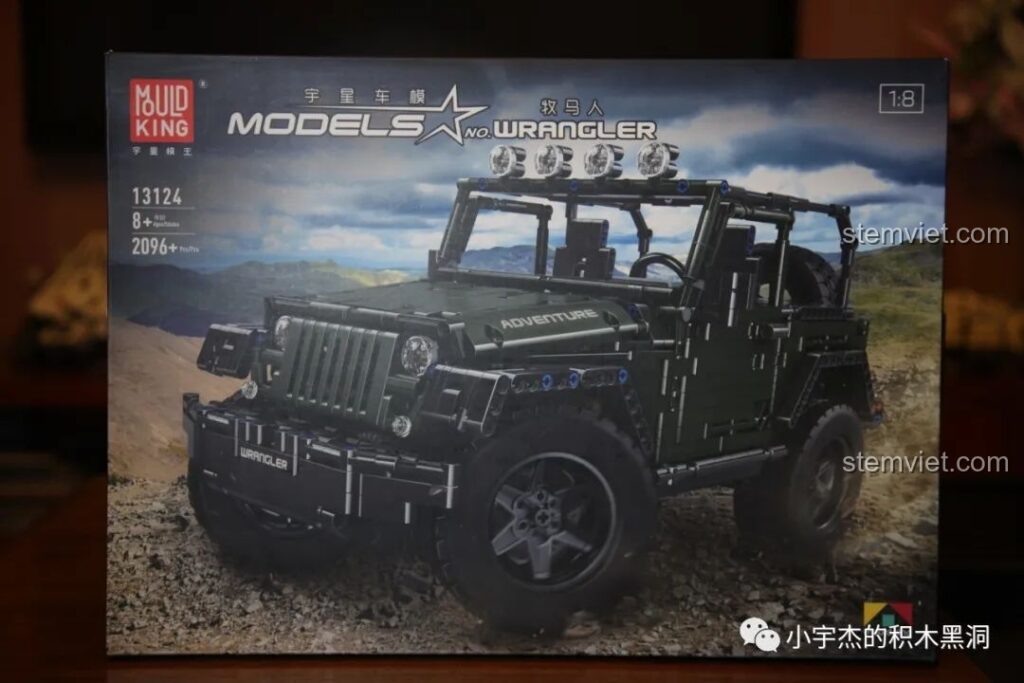 Mặt trước hộp đồ chơi xây dựng Jeep Wrangler Rubicon màu xanh quân đội 13124, hình ảnh xe off-road hầm hố trên địa hình.