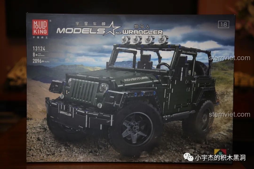 Mặt trước hộp đồ chơi xây dựng Jeep Wrangler Rubicon màu xanh quân đội 13124, hình ảnh xe off-road hầm hố trên địa hình.